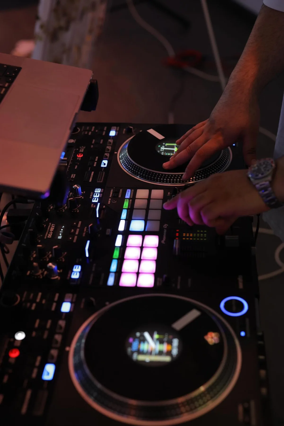 Hände von DJ SAM an den Decks beim Live-Mixing