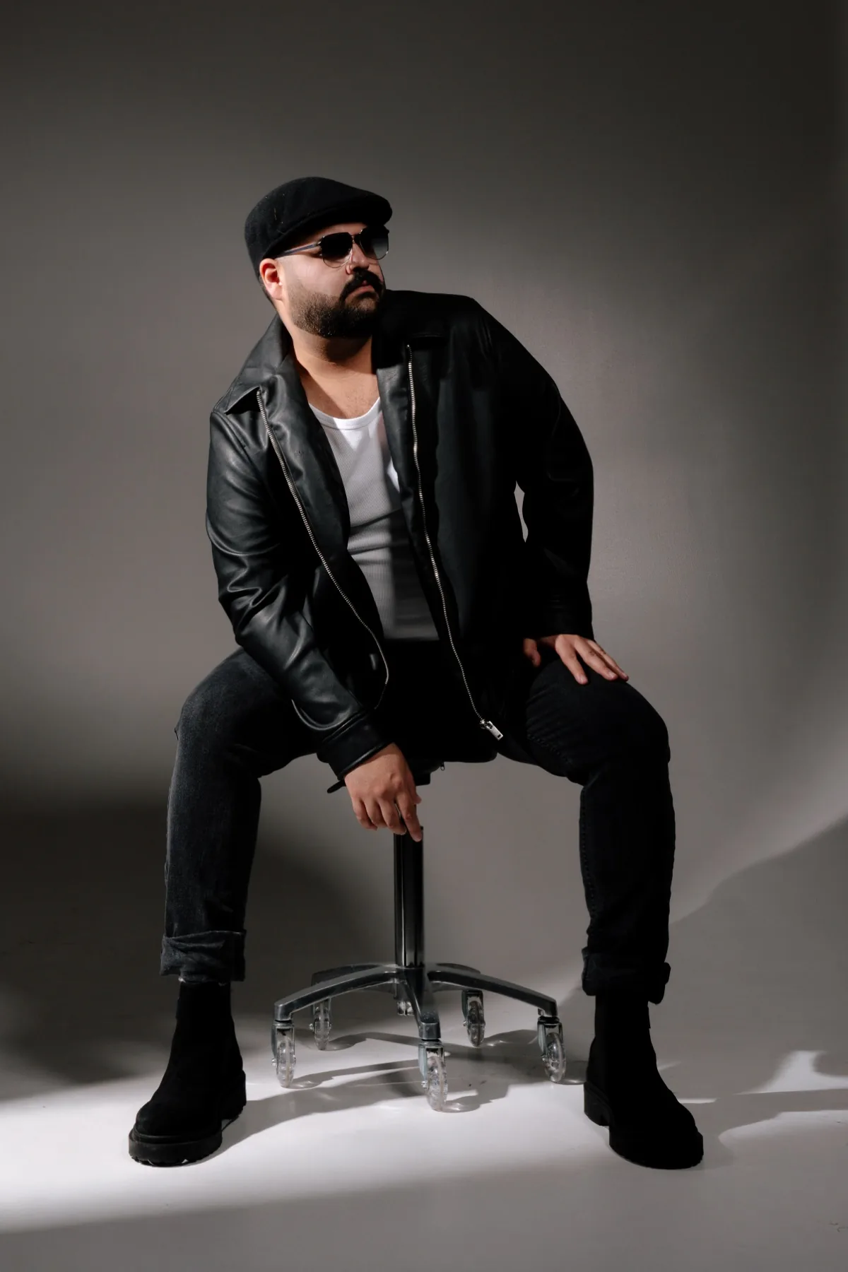 DJ SAM – Hochzeits- und Event-DJ aus NRW im Porträt mit Lederjacke