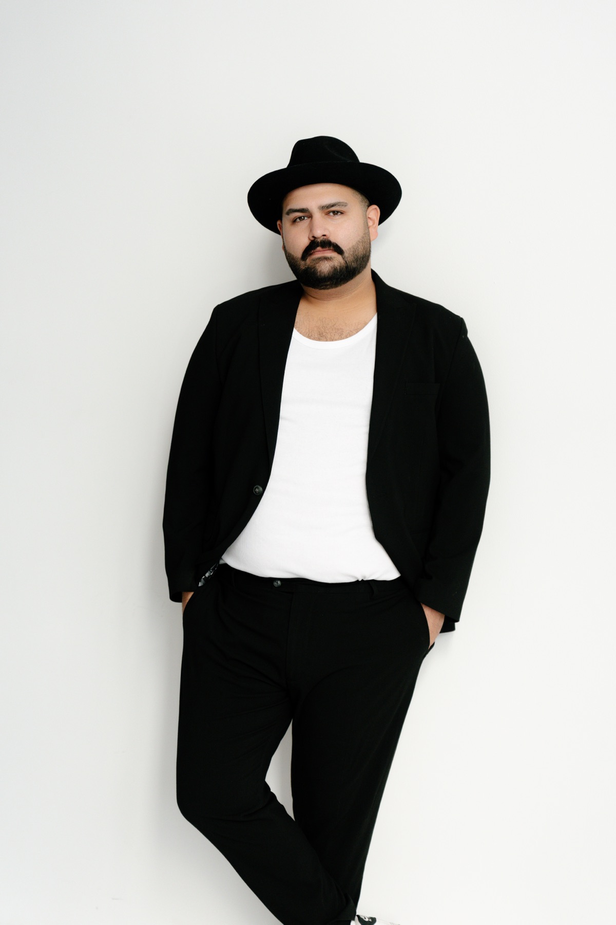 Hochzeits-DJ Sam im eleganten Outfit &ndash; Event- & Corporate-DJ in NRW