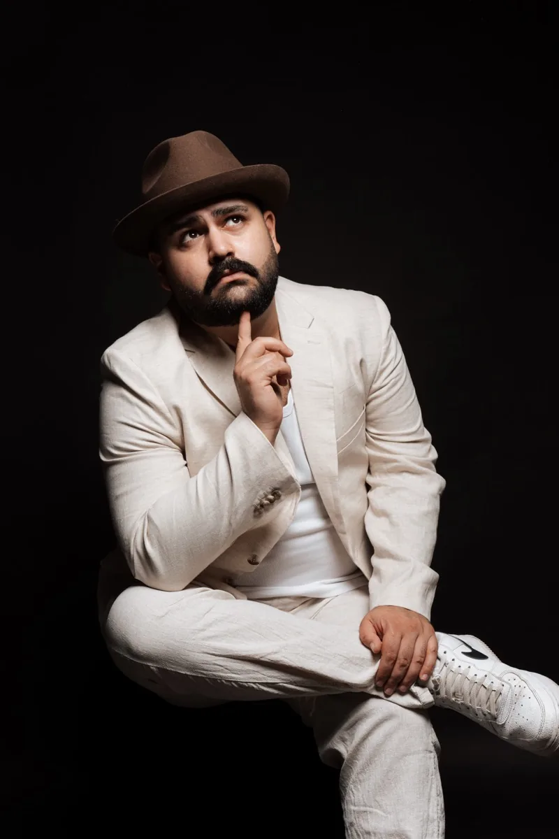 Semih Erbay – DJ SAM – Portrait im cremefarbenen Anzug